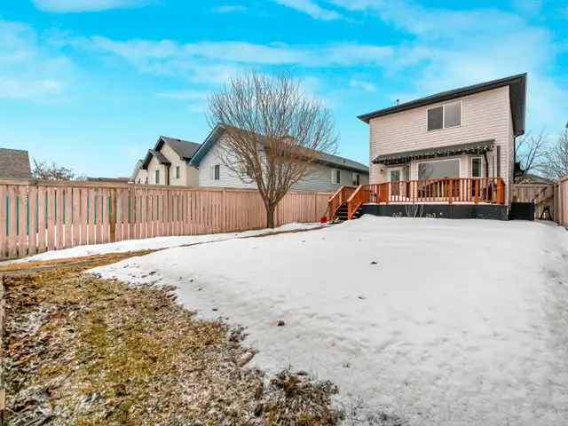 West YEG 4 Bed 3 Bath w/ Finished Basement ONLY $449k WOW! - Photo 2