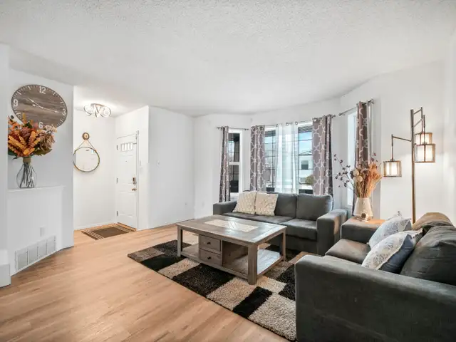 West YEG 4 Bed 3 Bath w/ Finished Basement ONLY $449k WOW! - Photo 4