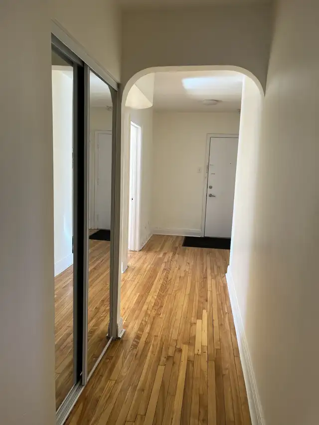 LARGE 5.5 STEPS FROM METRO , UdeM, SERVICES - Photo 5