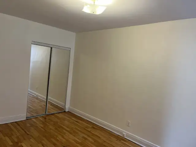 LARGE 5.5 STEPS FROM METRO , UdeM, SERVICES - Photo 7