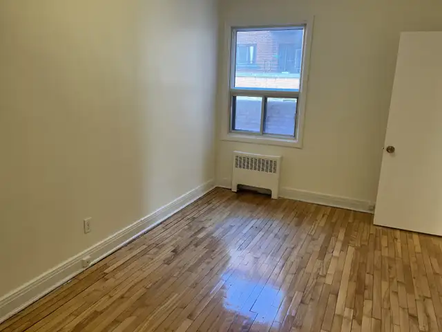 LARGE 5.5 STEPS FROM METRO , UdeM, SERVICES - Photo 8