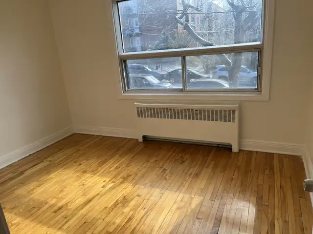 LARGE 5.5 STEPS FROM METRO , UdeM, SERVICES - Photo 9