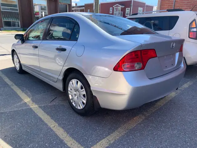 Honda Civic automatique tout équipé aucune rouille - Photo 4