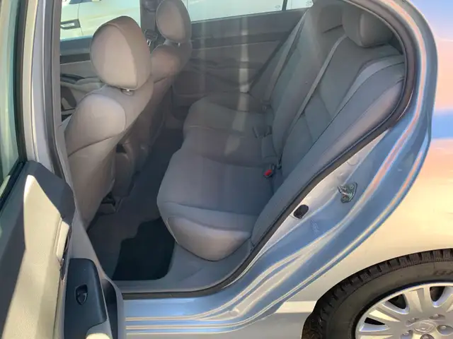 Honda Civic automatique tout équipé aucune rouille - Photo 6