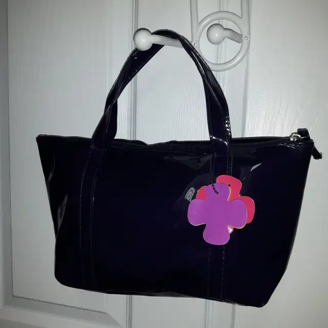 SAC À MAIN NEUF BLEU MARIN BRILLANT 8'HAUx12'LAR 3 FLEURS $10.00