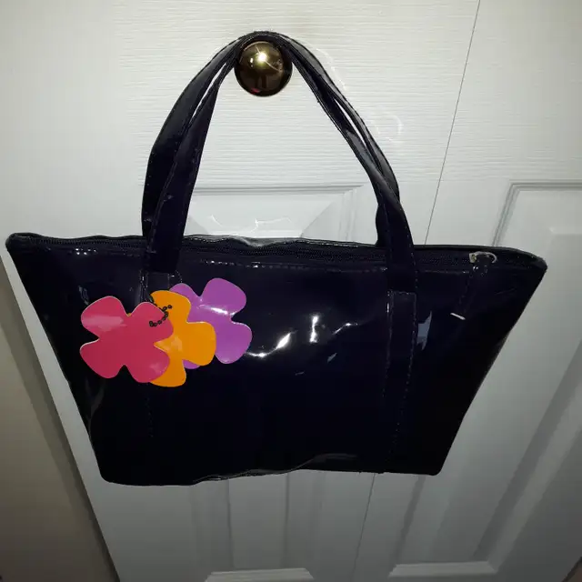 SAC À MAIN NEUF BLEU MARIN BRILLANT 8'HAUx12'LAR 3 FLEURS $10.00 - Photo 2