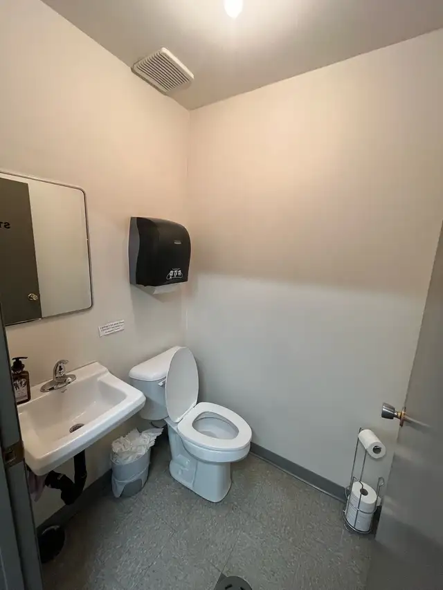 Office space for lease - Photo 9