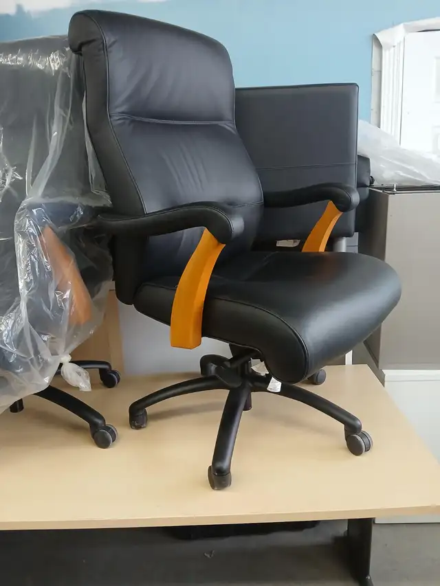 Keilhauer Danforth Executive high back leather chairs wood arms - Photo 2