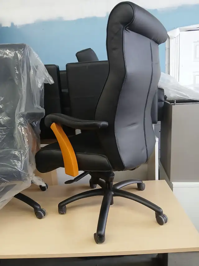 Keilhauer Danforth Executive high back leather chairs wood arms - Photo 3