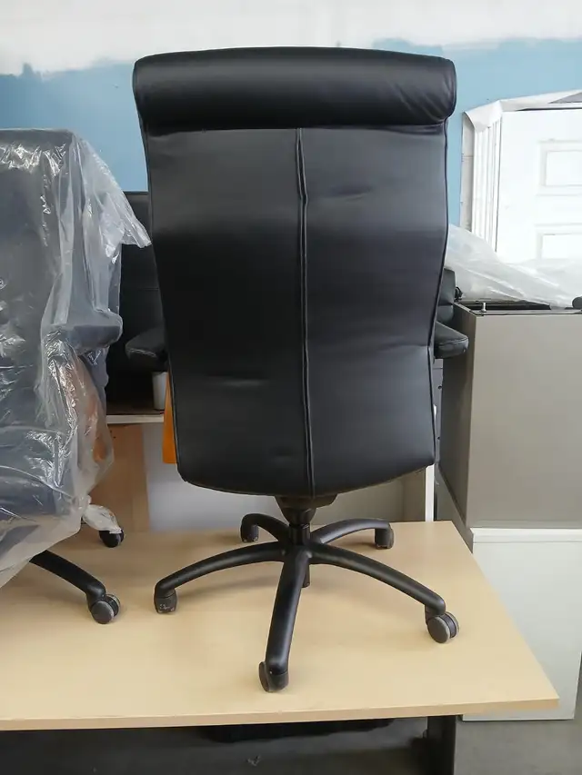 Keilhauer Danforth Executive high back leather chairs wood arms - Photo 4