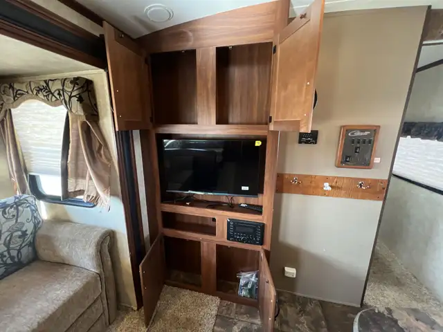 Family-Friendly Travel Trailer Featuring Double Bunks - Photo 4