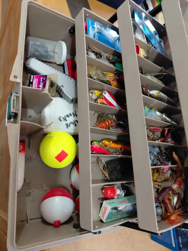 Fishing stuff and tackle box - Photo 2