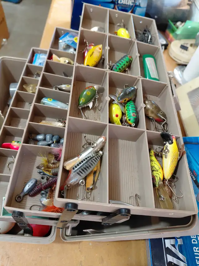 Fishing stuff and tackle box - Photo 3