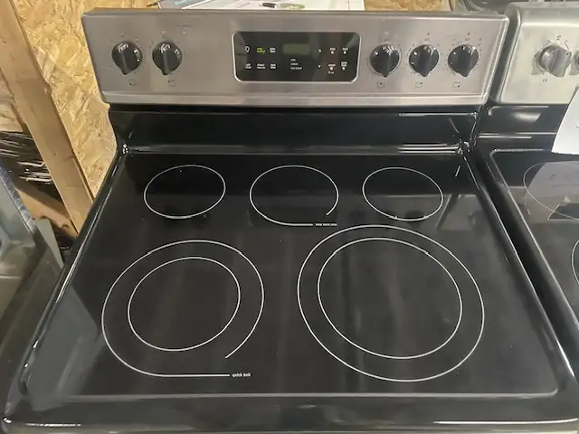 Cuisinière stainless vitrocéramique convection Frigidaire - Photo 2