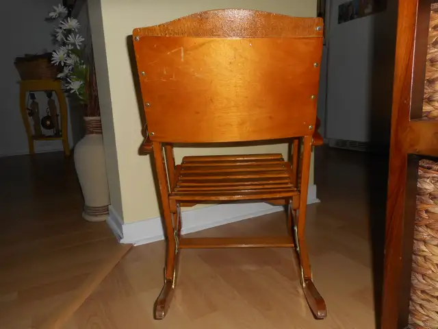 Chaise berceuse pour enfant . - Photo 2