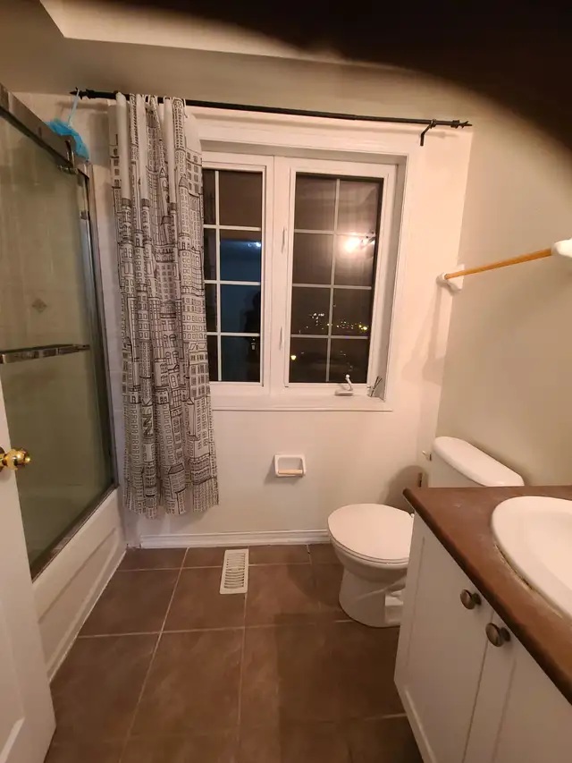 Rooms Minutes walk Finch west subway station,  York U campus - Photo 9