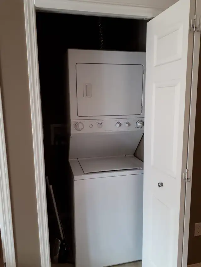 1 Bd Plus Den Available for June. Top Floor! All Utilities! - Photo 8