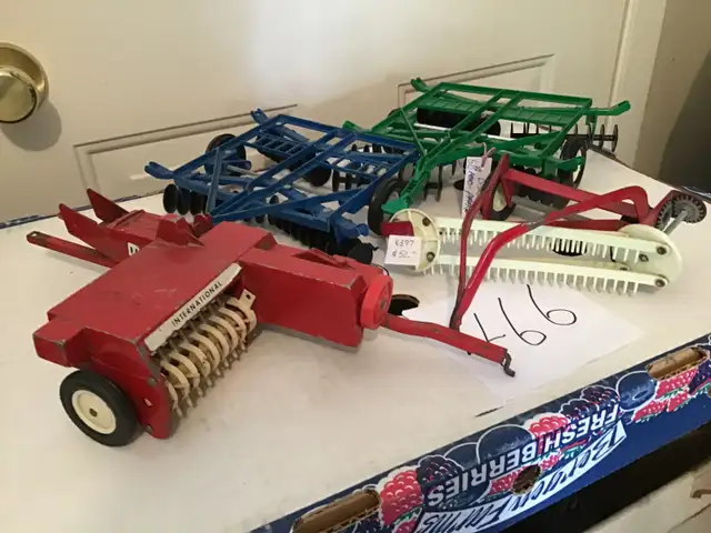 AGRICULTURAL IMPLEMENT  TOYS. 466 - Photo 2