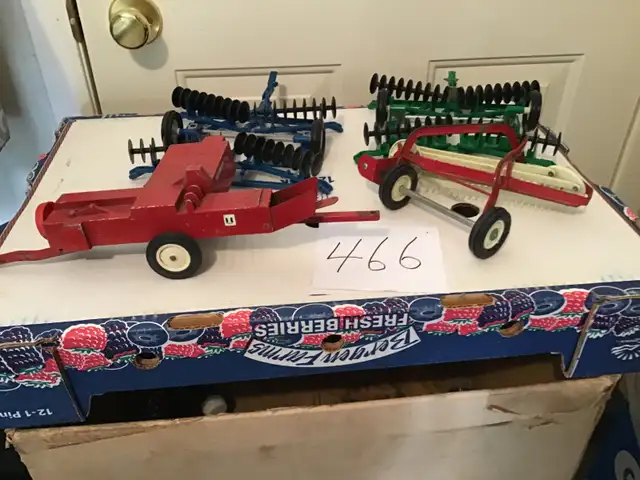 AGRICULTURAL IMPLEMENT  TOYS. 466 - Photo 4