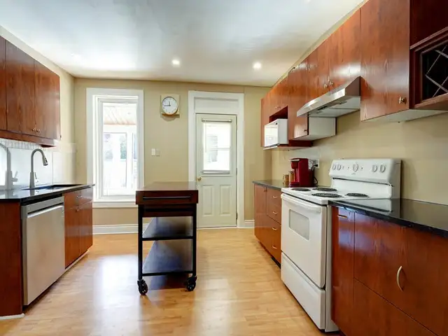 3 Beds  1.5 baths ALL Included- Point Saint Charles - Photo 5