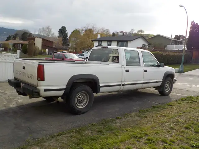 CHEVROLET 1 TON - 3500, CREW CAB, 8 FOOT BOX, WORK TRUCK! - Photo 5