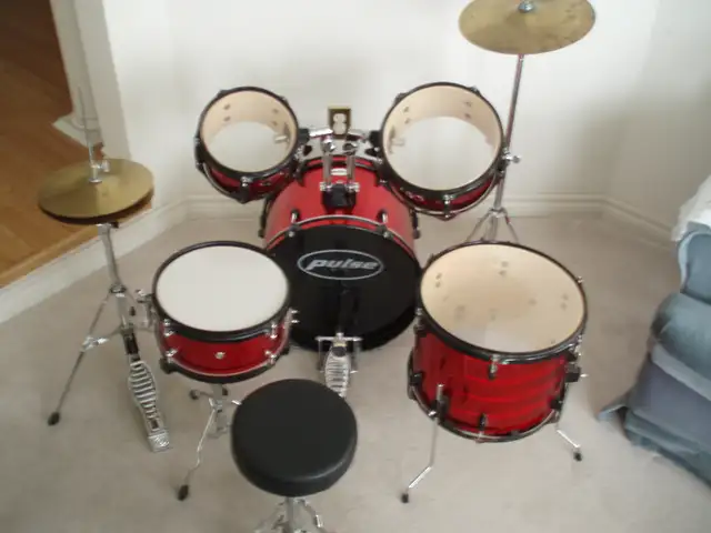 CHILD'S DRUM SET  ( FULL SET UP ) - EXCELLENT CONDITION