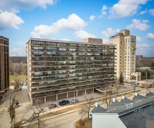 Bright & Open 800sqft Condo offering panoramic city views!