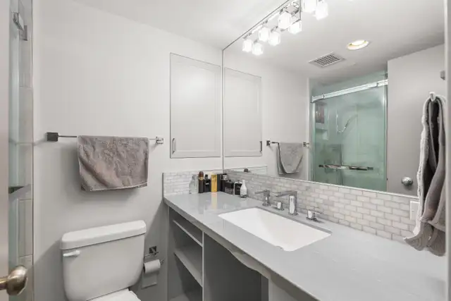 Bright & Open 800sqft Condo offering panoramic city views! - Photo 7