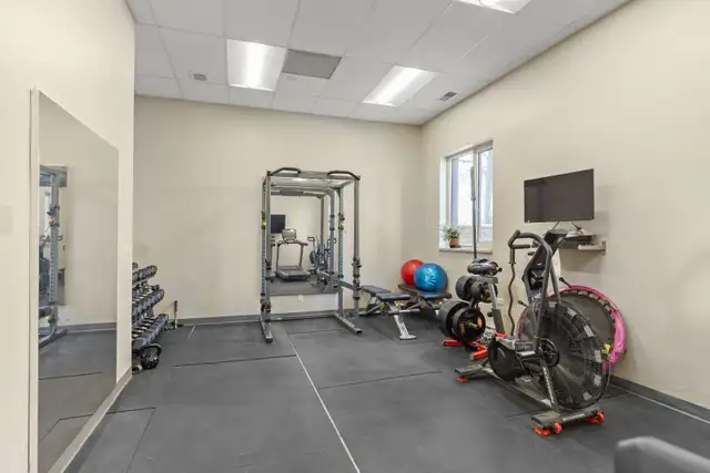 Bright & Open 800sqft Condo offering panoramic city views! - Photo 8