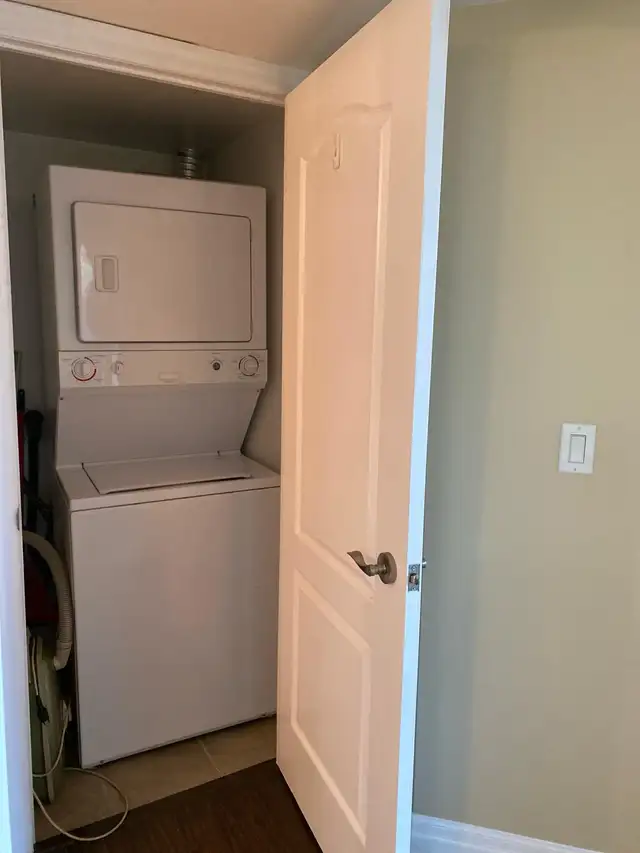 Spacious One Bedroom plus den with Water view ($2500 all incl) - Photo 5