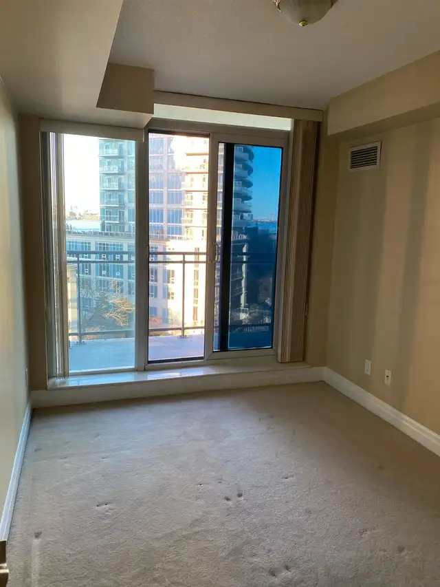 Spacious One Bedroom plus den with Water view ($2500 all incl) - Photo 8