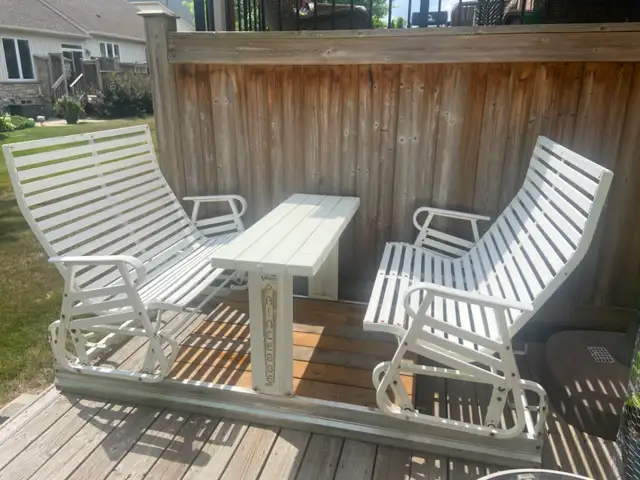 Double patio glider/swing with table - Photo 2