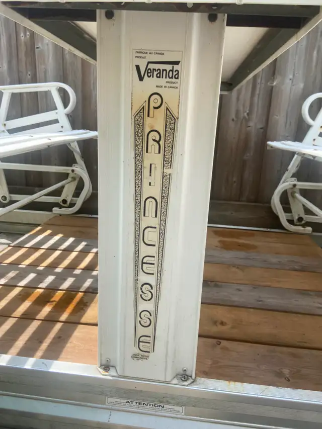 Double patio glider/swing with table - Photo 3