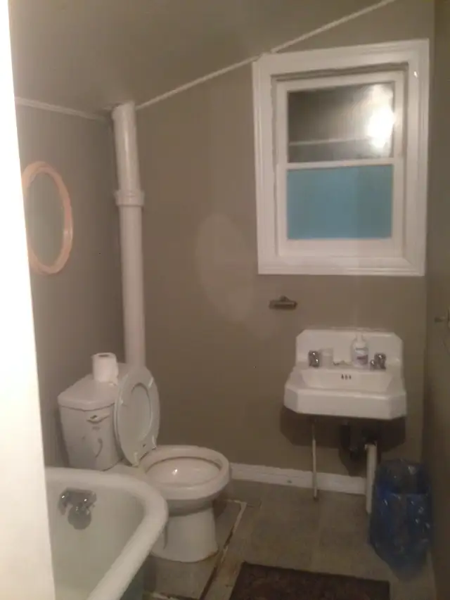 private room shared kitchen and two washroom with working males - Photo 2