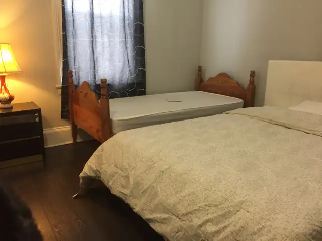 private room shared kitchen and two washroom with working males - Photo 5