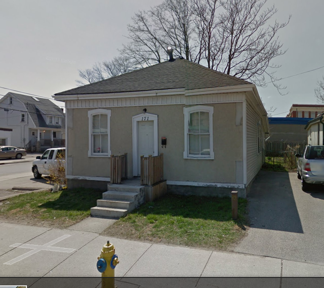 private room shared kitchen and two washroom with working males - Photo 7