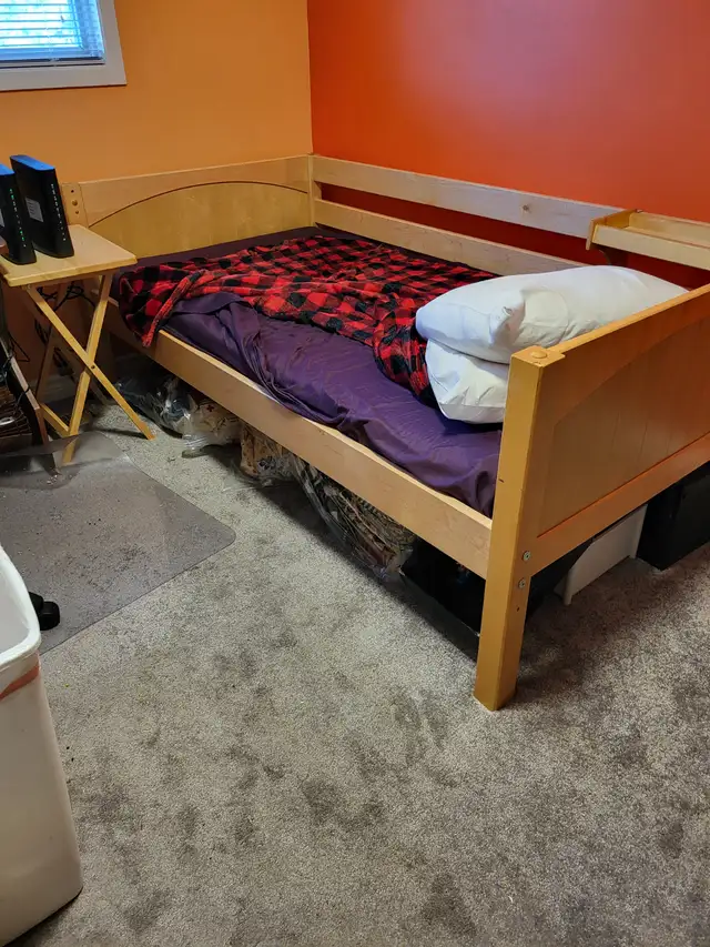 SINGLE BED - LIKE NEW - Photo 2