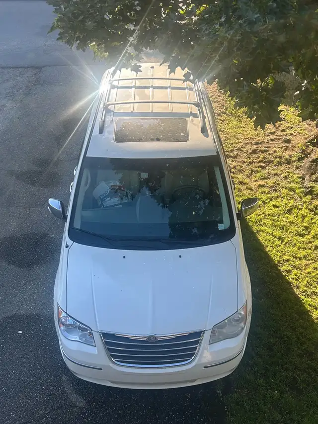 Mini Van fully loaded Chrysler Town & Country - Photo 2