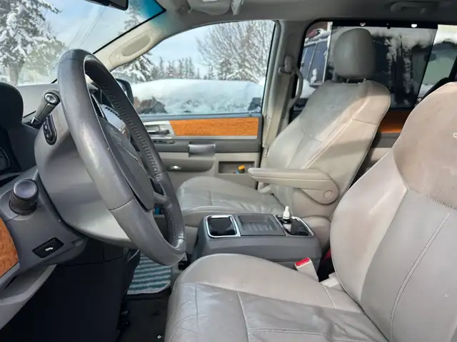 Mini Van fully loaded Chrysler Town & Country - Photo 8
