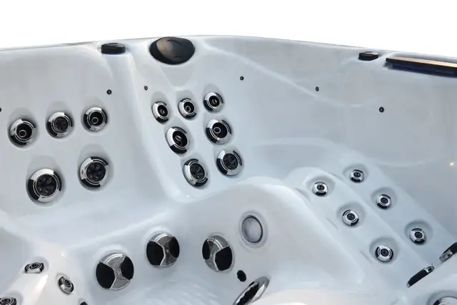 BEST PRICES ON HIGH END HOT TUB IN THE GTA BY FAR - Photo 3