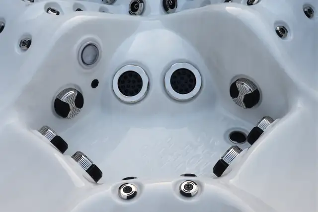 BEST PRICES ON HIGH END HOT TUB IN THE GTA BY FAR - Photo 4