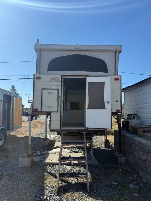 Pop-up truck camper - Photo 3