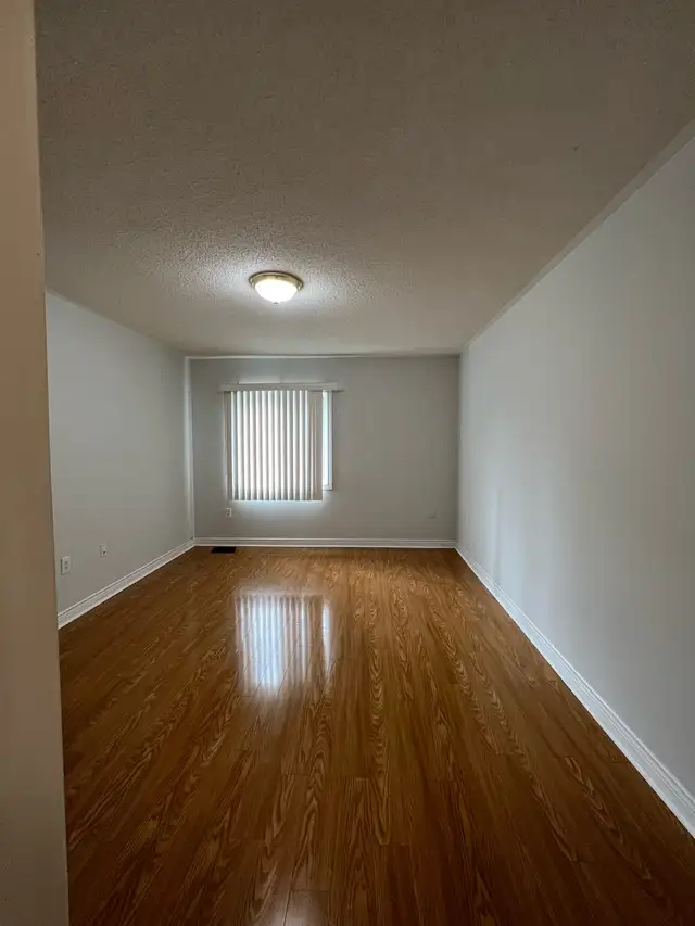 Master Bedroom for Rent Brampton - Photo 2