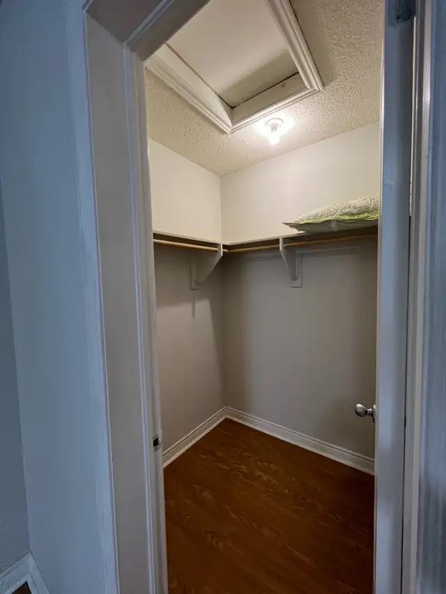 Master Bedroom for Rent Brampton - Photo 3