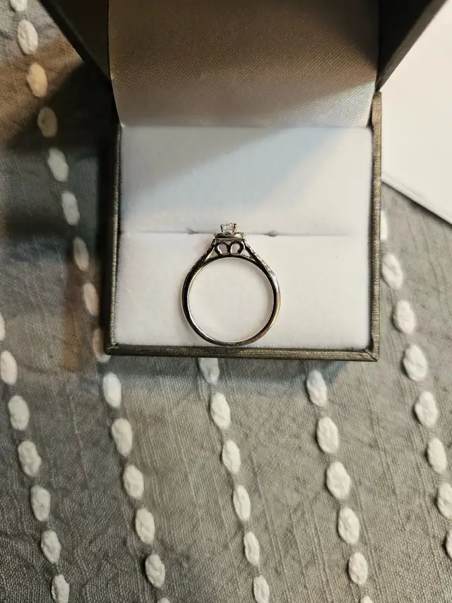 Engagement Ring 14kt White Gold size 6-7 - Photo 4