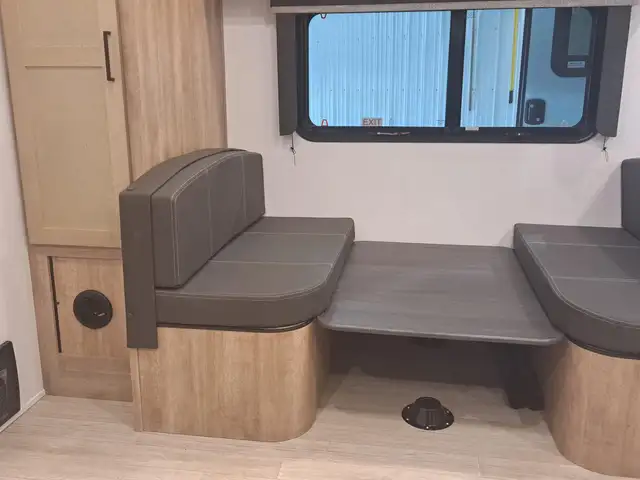 Fully Equipped Fifth Wheel with Big Features in a Compact Size - Photo 9