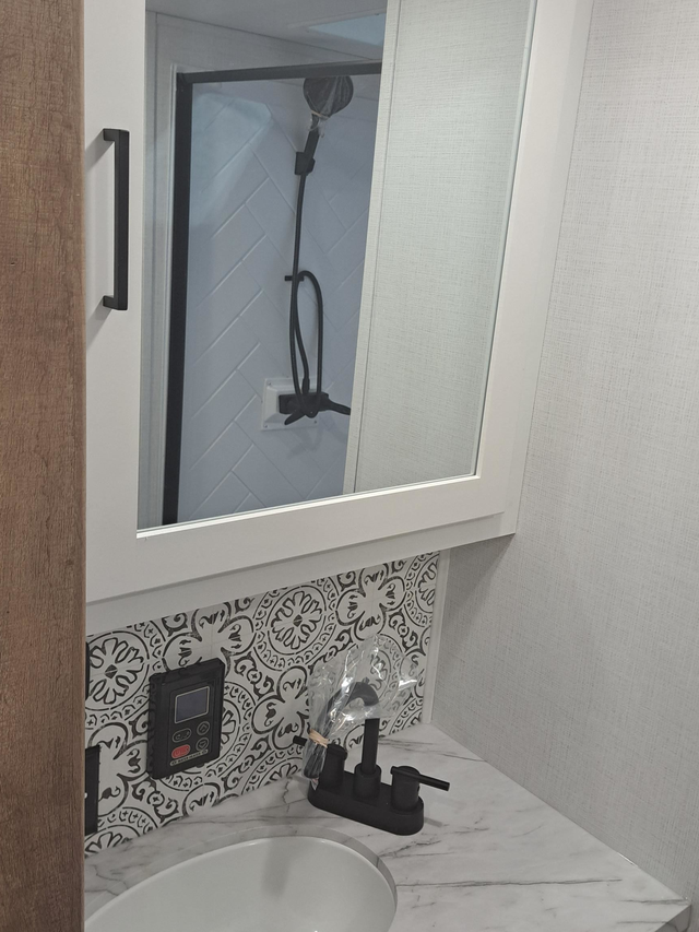 Fully Equipped Fifth Wheel with Big Features in a Compact Size - Photo 14