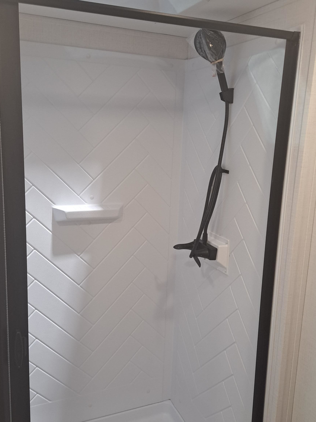 Fully Equipped Fifth Wheel with Big Features in a Compact Size - Photo 15