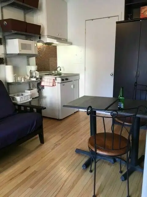 Très Beau 1½ Plein Coeur Du Vieux-Québec Rue Ste-Angèle MEUBLÉ - Photo 3