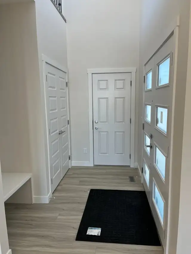 Beautiful 4 Bedroom 3 Washroom House For Rent - Photo 2